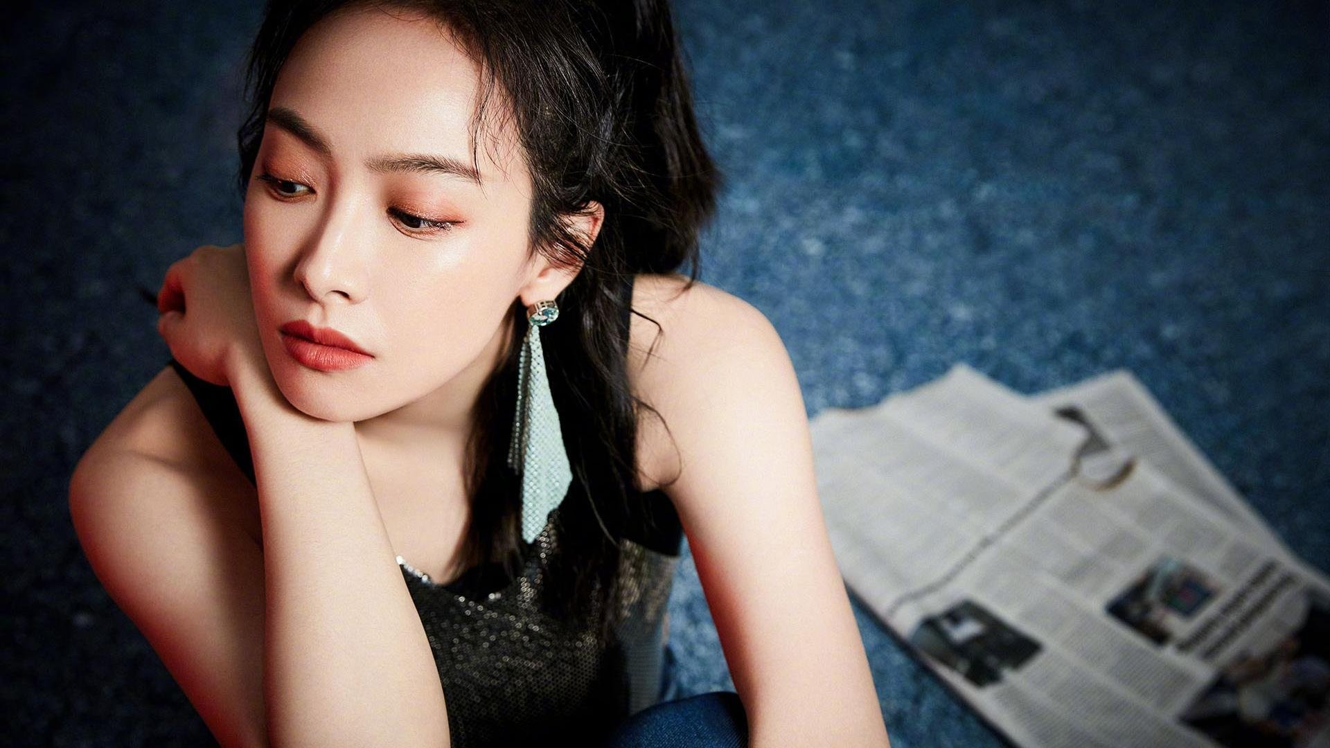 -自由泳换气次数与成绩呈微弱负相关，自由泳换气越换越少