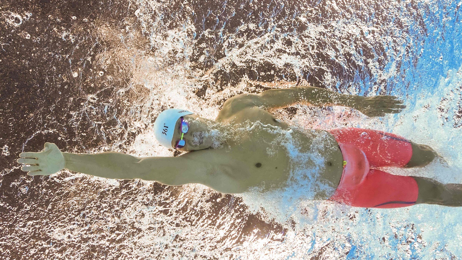 JiuyouAPP下载-史上最远三分！库里在对阵雷霆的比赛中投出65英尺的奇迹三分球！